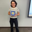 Késsia Shingu smiling and holding a paint. 